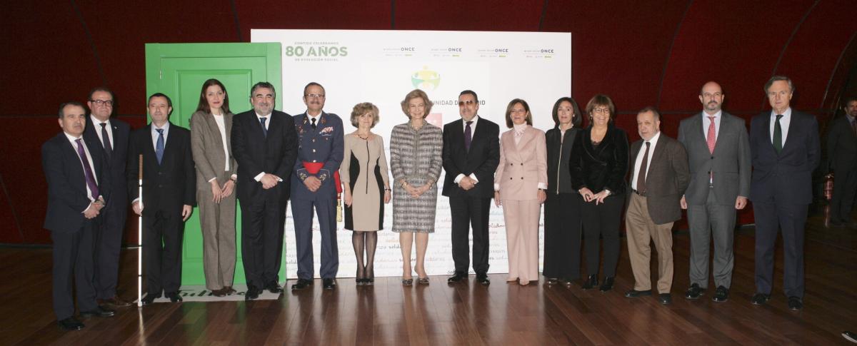 Foto de familia de los galardonados junto a las autoridades en los Premios Solidarios 