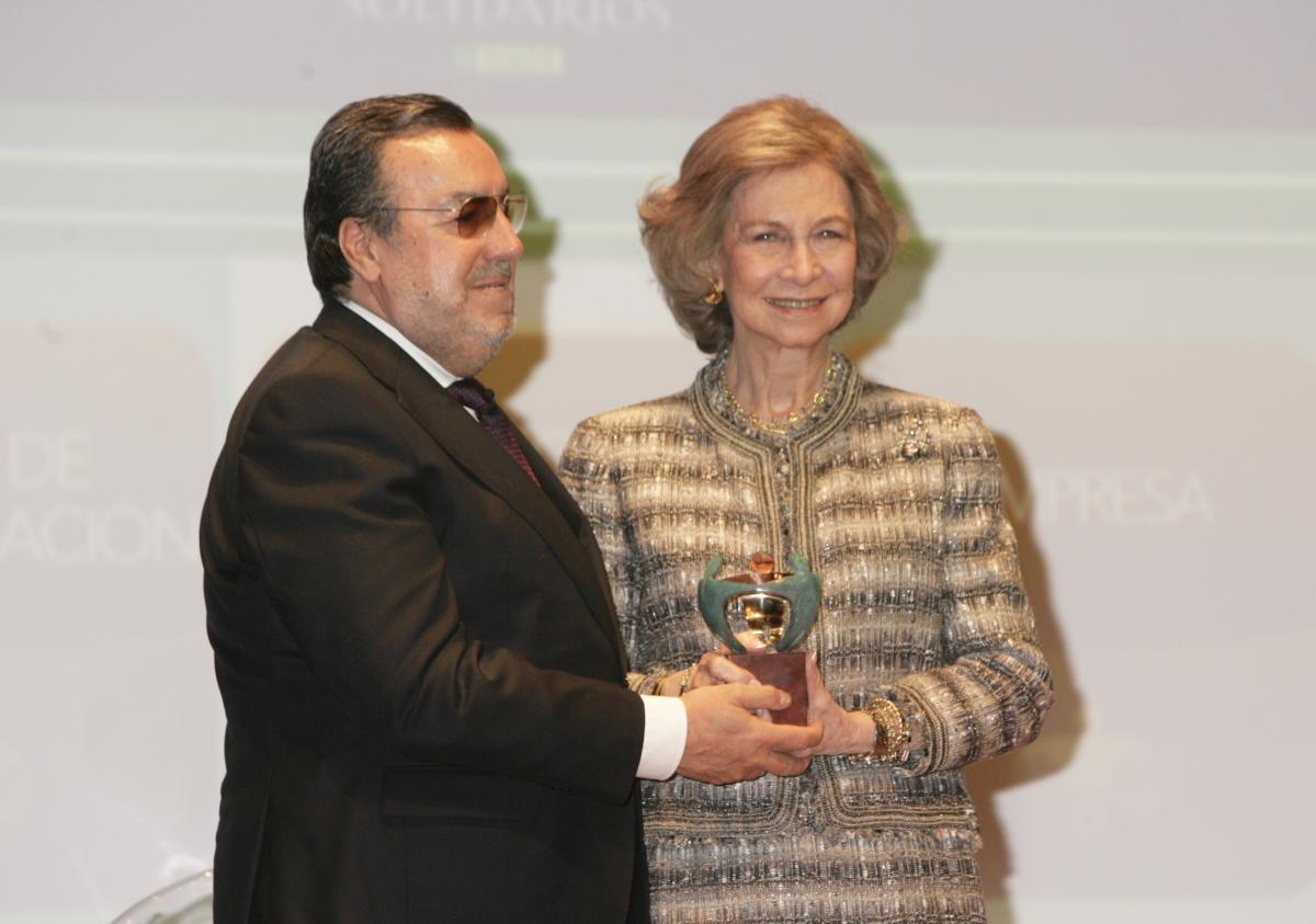 La Reina Sofía recibe el premio de manos del presidente de la ONCE