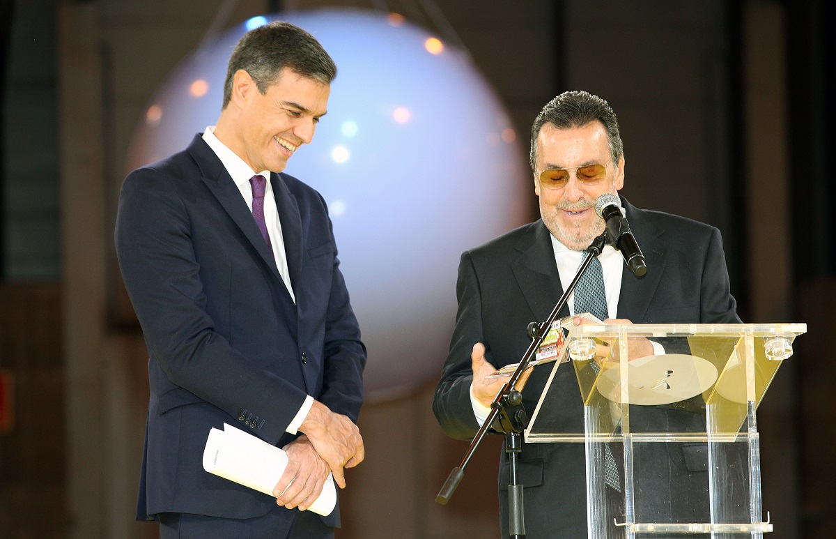 Miguel Carballeda entrega el cupón al presidente