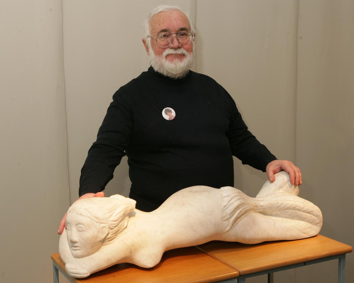 Enrique Cabildo junto a su escultura Sirena