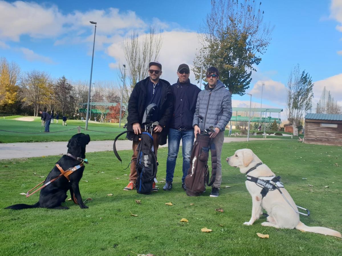 Alejandro junto a otros compañeros de golf y sus perros guía