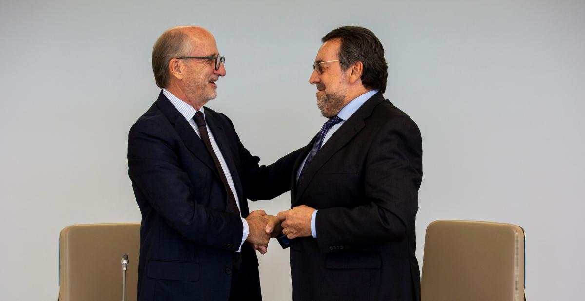 El presidente de Fundación Repsol y el presidente del Grupo Social ONCE estrechas sus manos