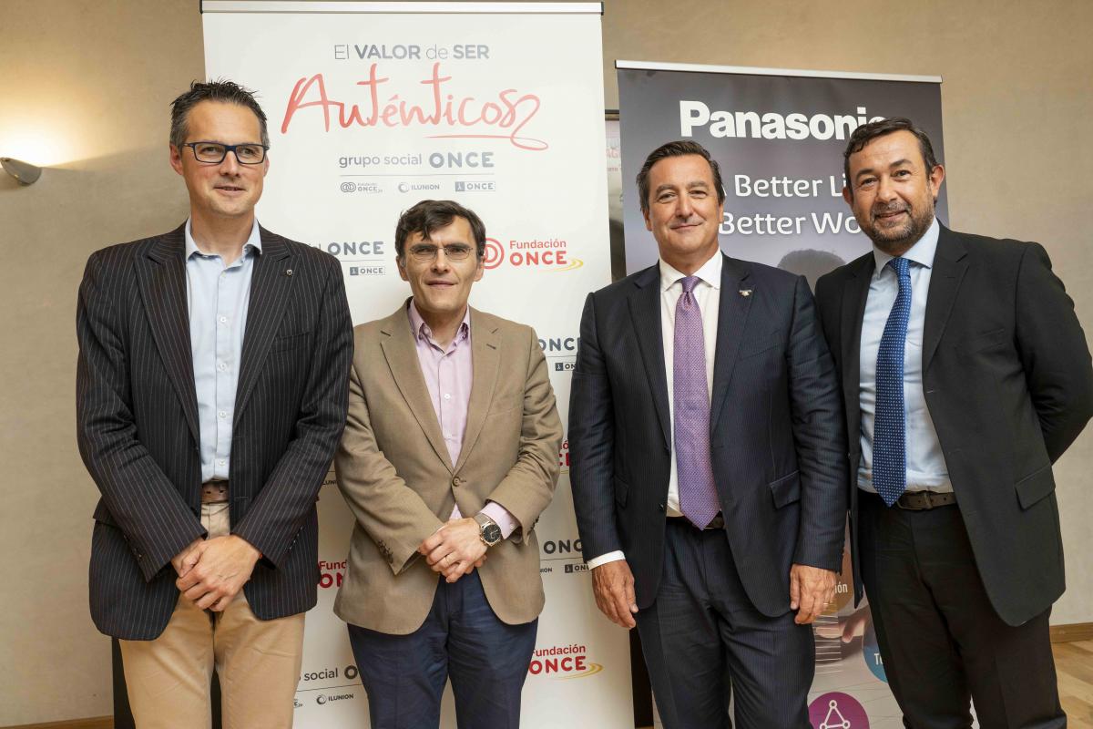 Foto de familia de todos los participantes en la firma del convenio entre Fundación ONCE y Panasonic