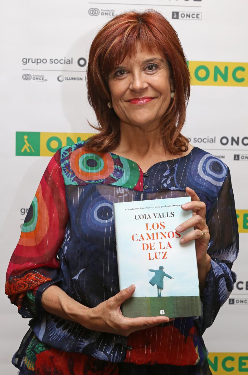 Coia Valls posa junto a uno de los ejemplares de su novela