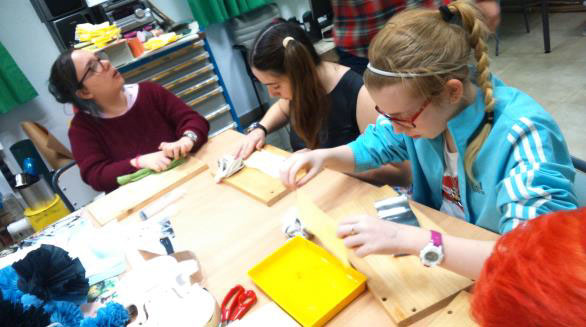 Los alumnos fabricando los propios instrumentos