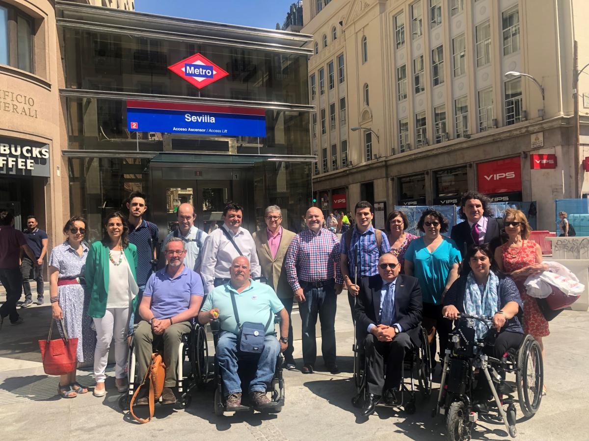 El grupo de representantes del CERMI delante de la entrada a la estación de Metro de Sevilla