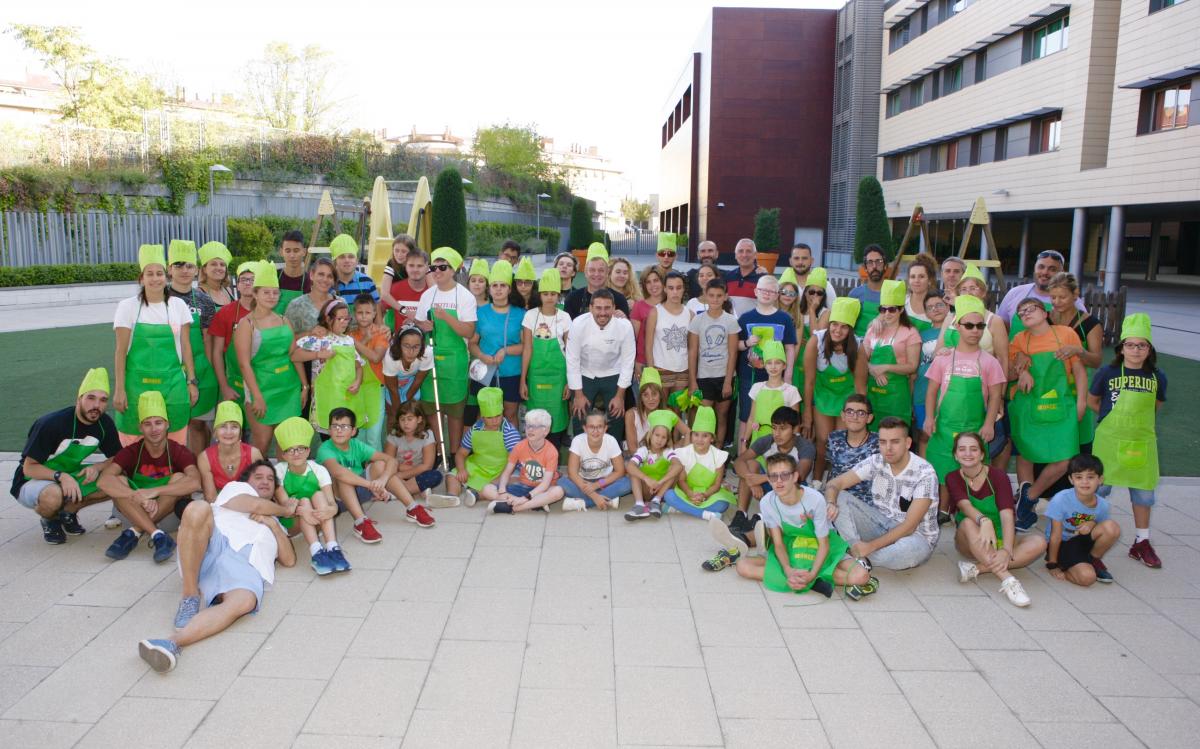 Foto de familia de todos los participantes en el taller de cocina