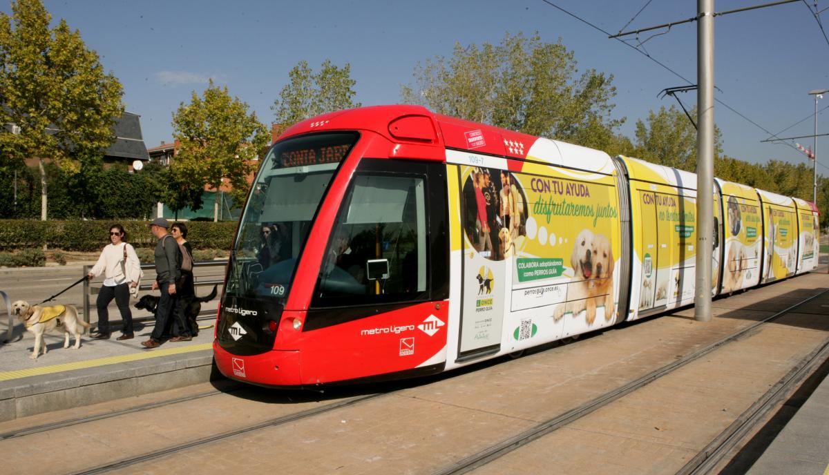 Convoy de Metro Ligero rotulado