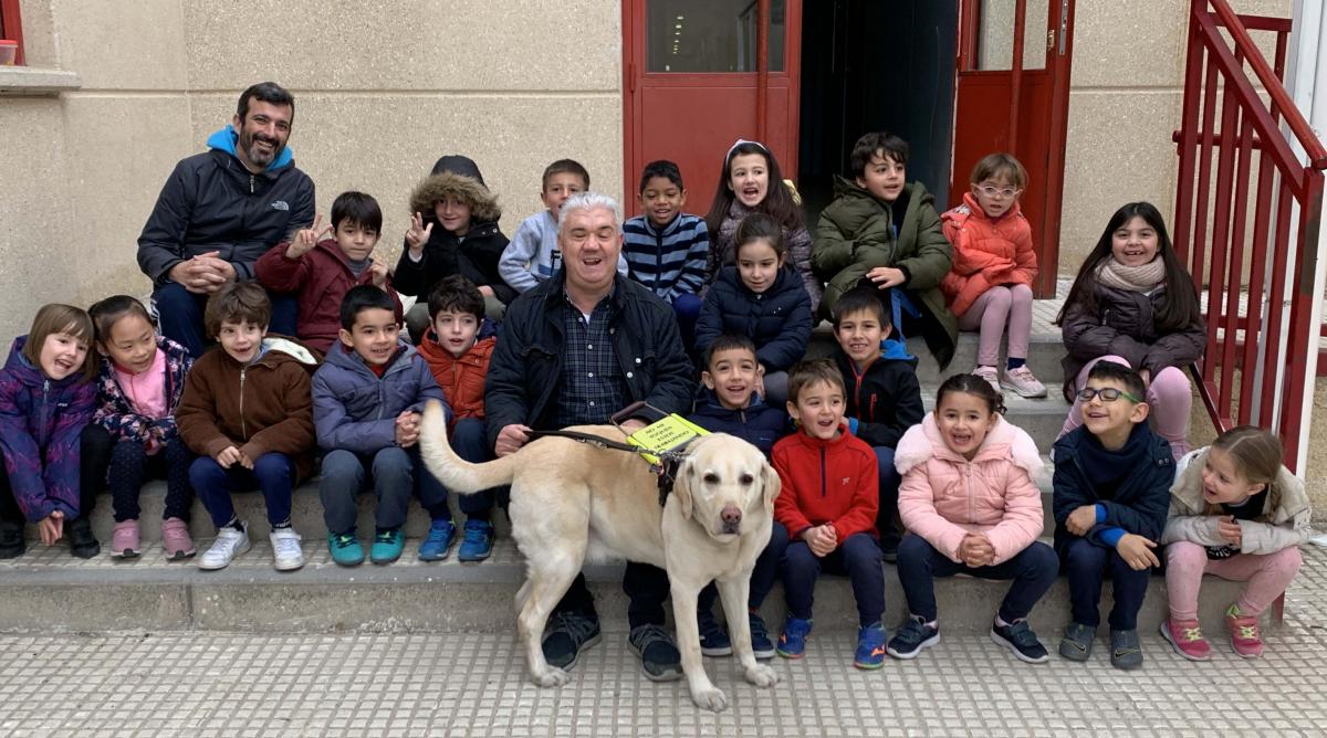 Foto de familia de Mariano Fresnillo junto a los niños