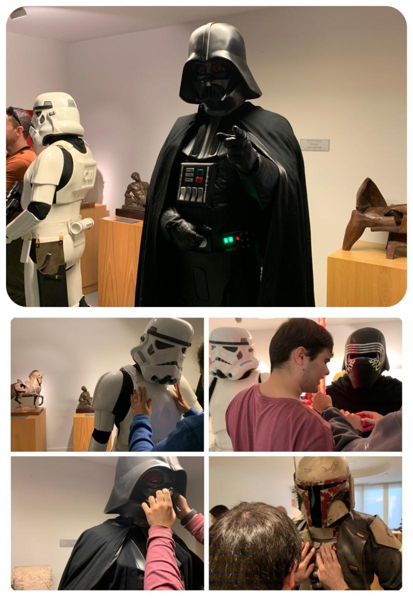 Los visitantes tocan los trajes de los personajes de Star Wars