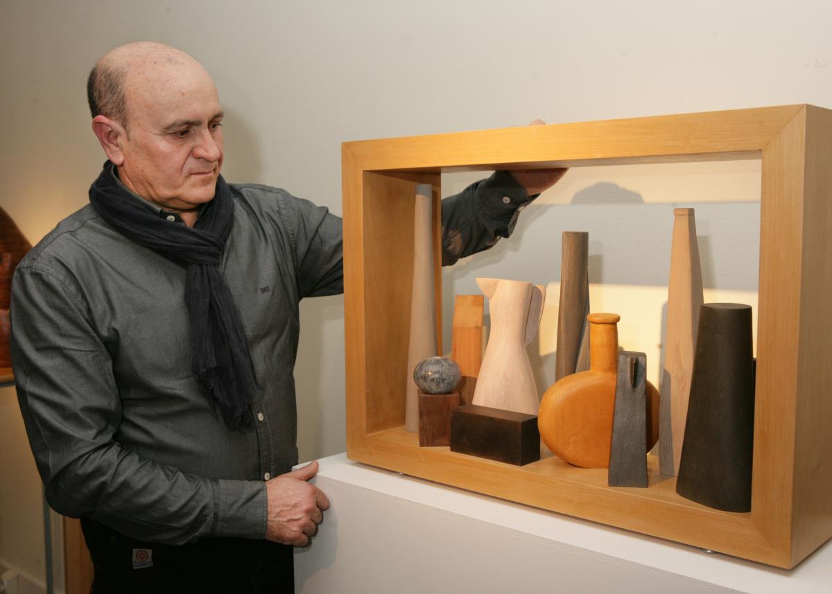 Tomás García Redondo junto a la obra que donará al Museo Tiflológico