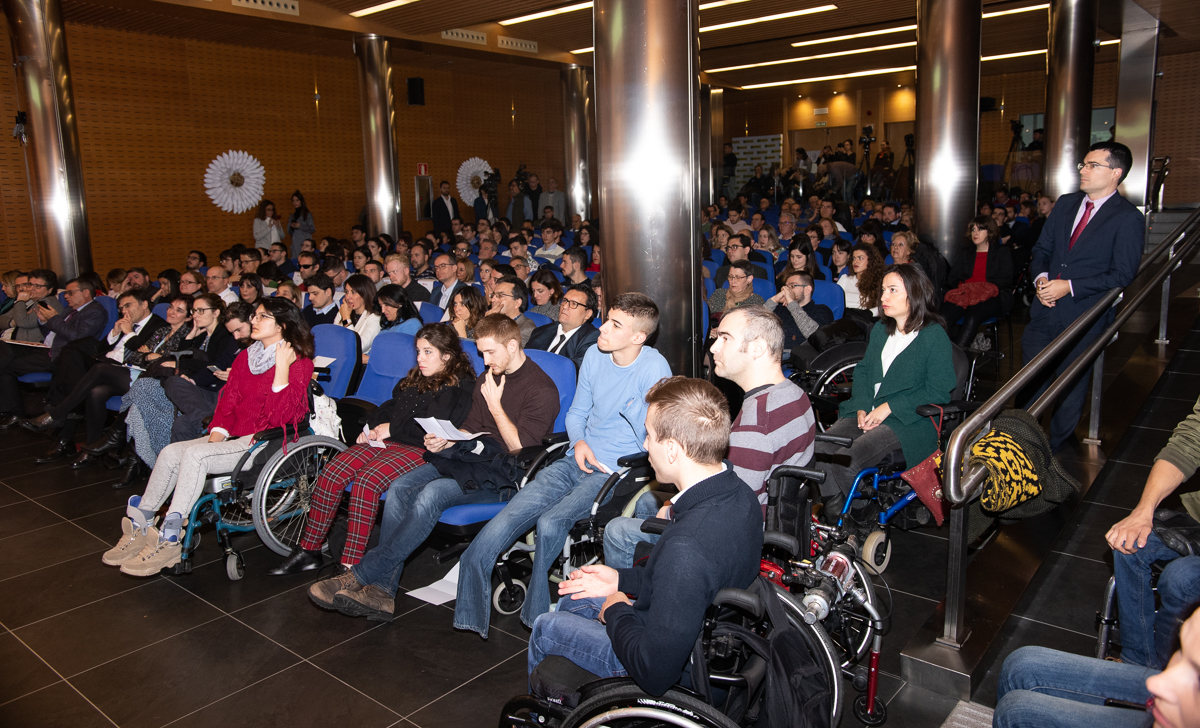 Universitarios con discapacidad en un acto de becas por talento en la Universidad