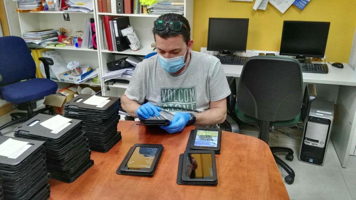 Un voluntario de Fundación ONCE preparando las tabletas