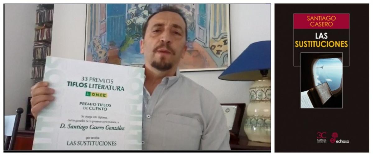 Santiago Casero muestra su diploma, junto a él la portada de su libro