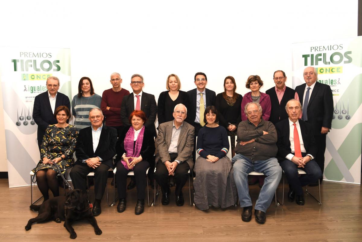 Foto de familia de todos los jurados de los Premios Tiflos de Literatura