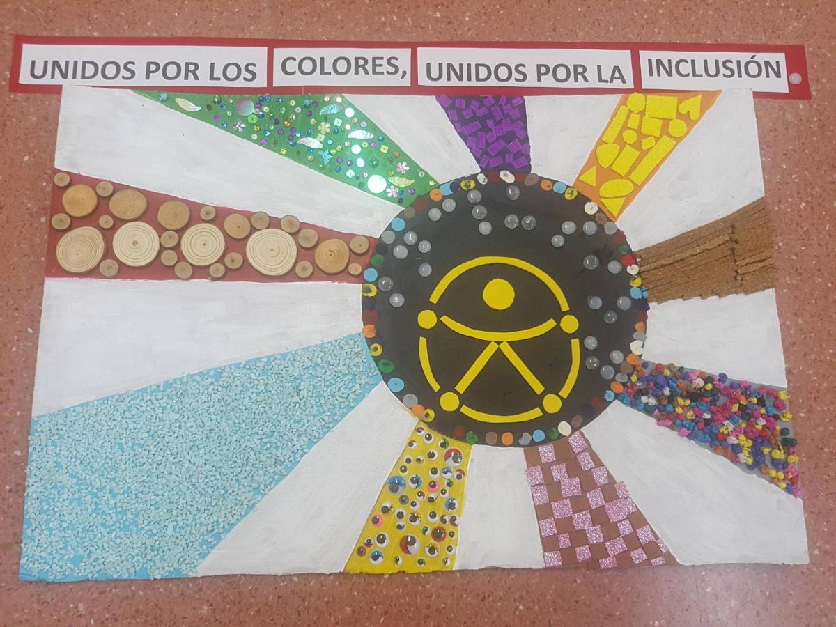 Bandera diseñada por los alumnos del centro Salvadro Dalí
