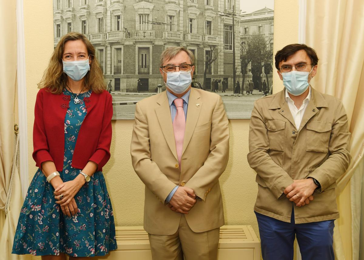 Patricia Sanz, Fernando Chacón y Alberto Durán posan tras la firma del convenio