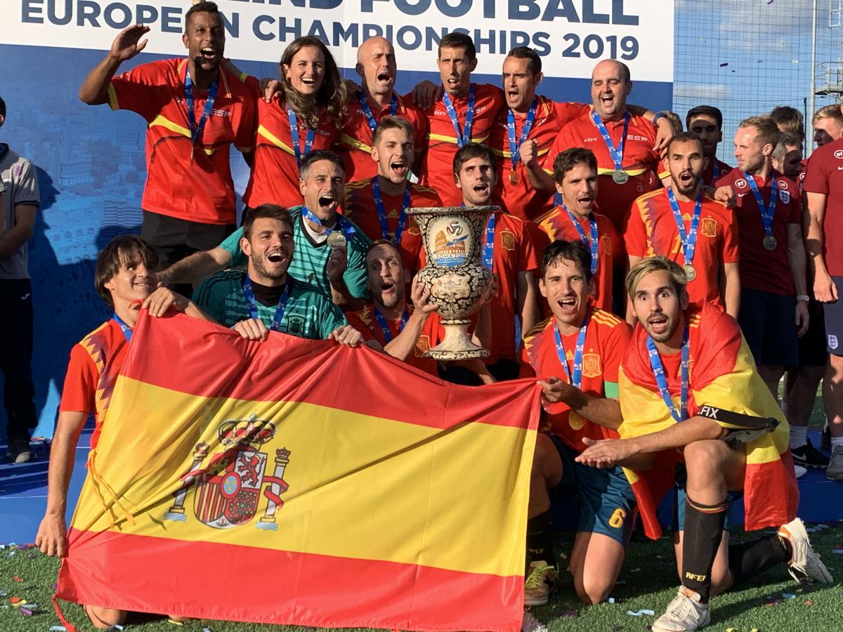 La selección español de ffútbol con la copa de Campeones de Europa