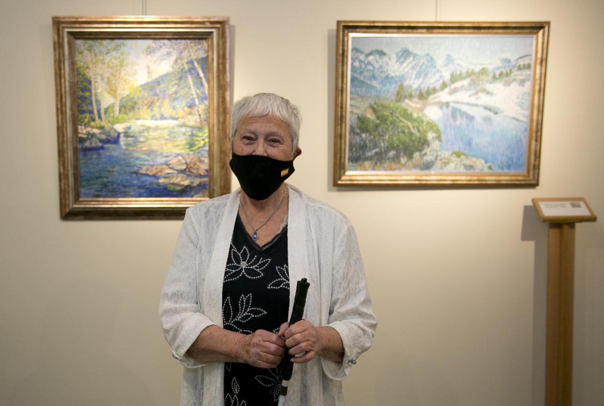 Cristina Gutiérrez Lafuerza entre dos de sus pinturas