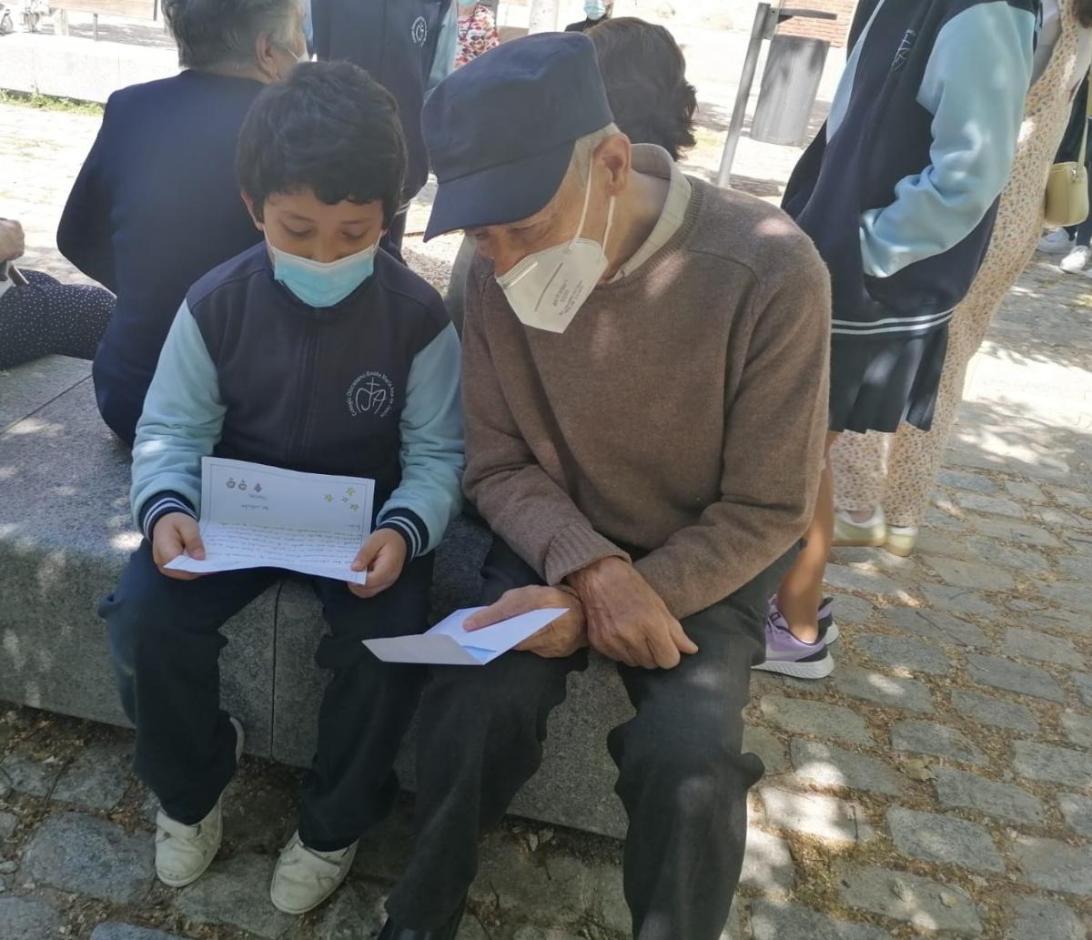 Un niño con un hombre mayor compartiendo el programa