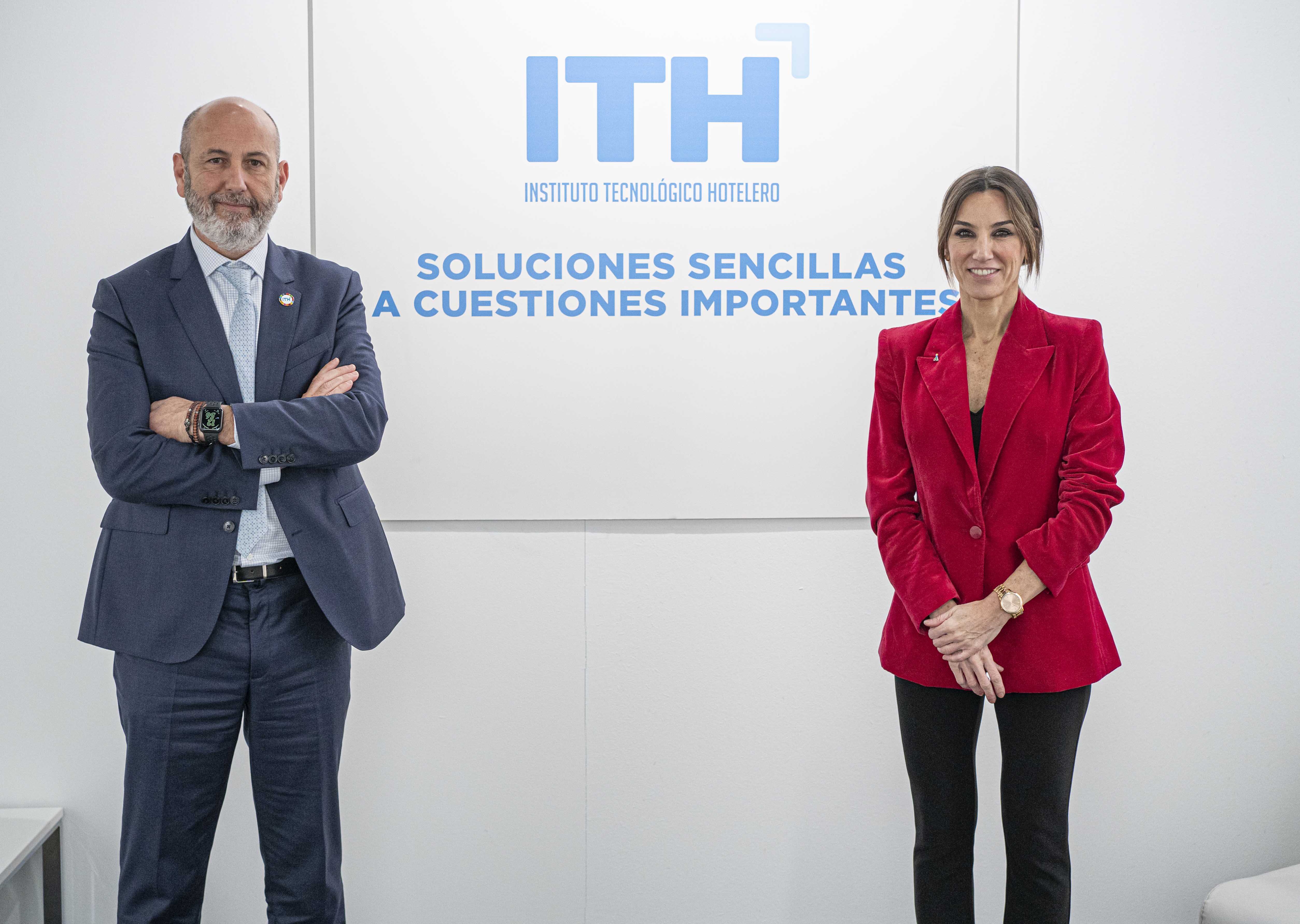 Javier García Cuenca y Patricia Otero posan tras la firma del convenio