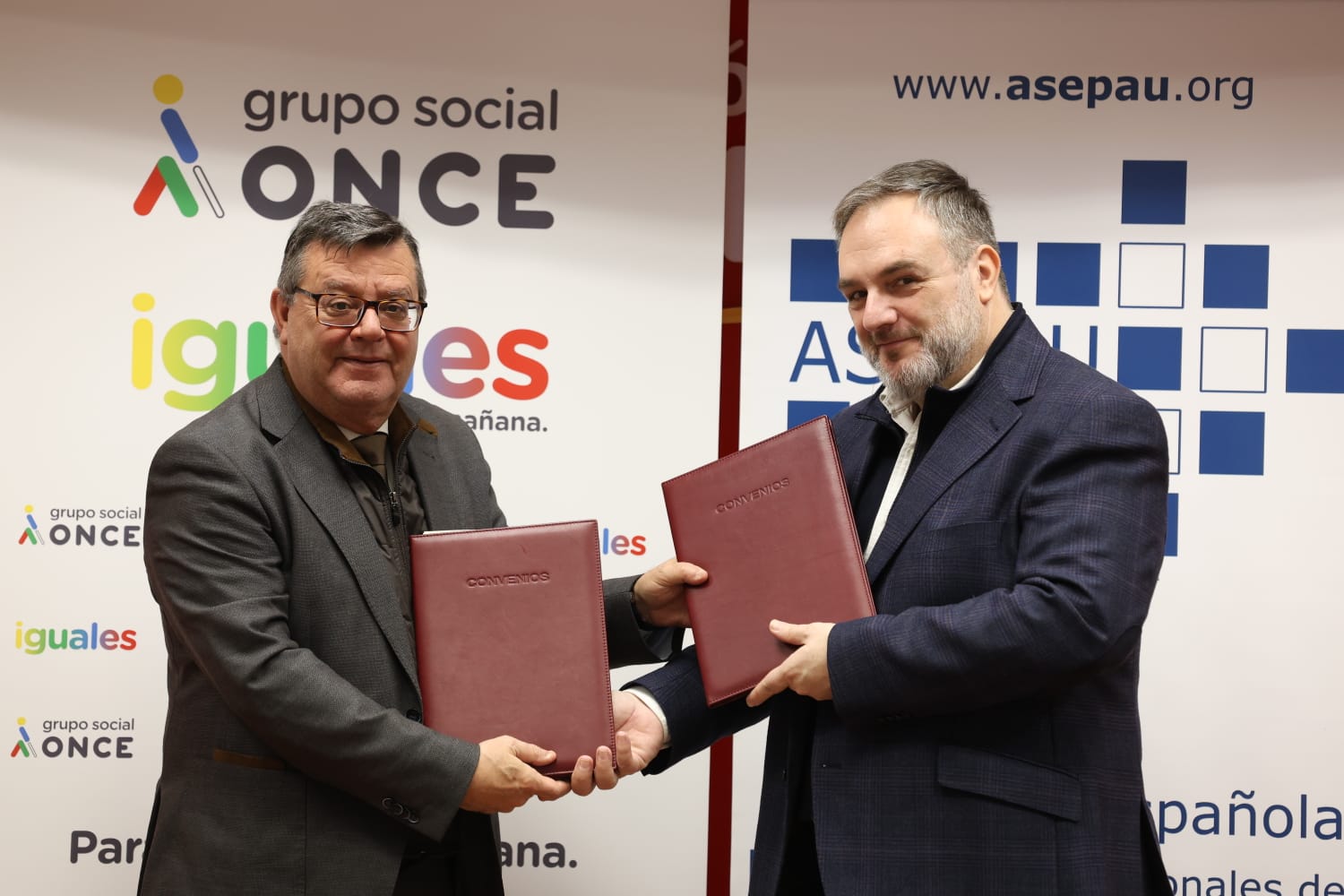José Luis Martínez Donoso y Delfín Jiménez Martín posan tras la firma del convenio