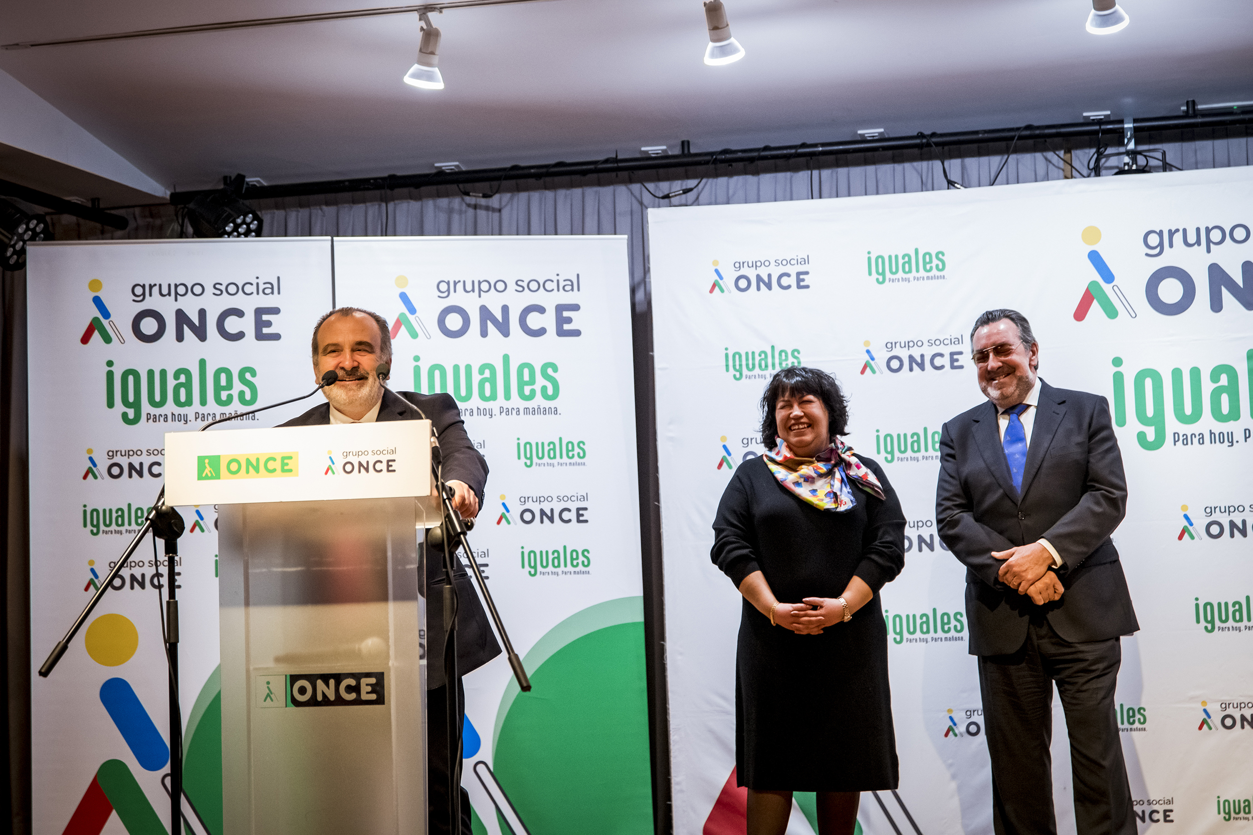 Luis Natalio, Teresa Rodríguez y Miguel Carballeda sobre el escenario