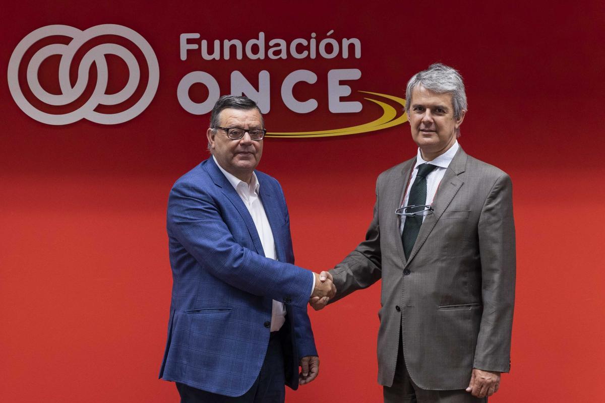Donoso y De Moya estrechan sus manos tras la firma del convenio