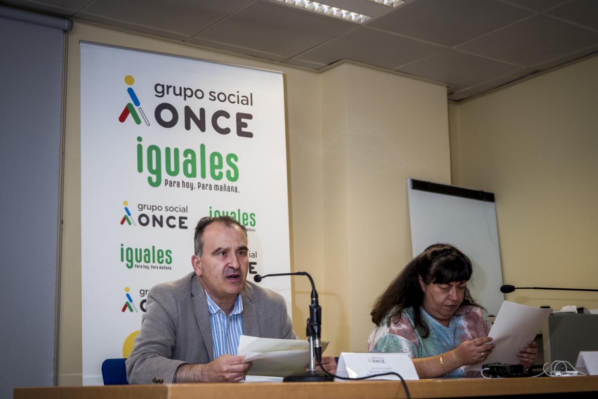 Luis Natalio Royo y Teresa Rodríguez en el momento de la presentación