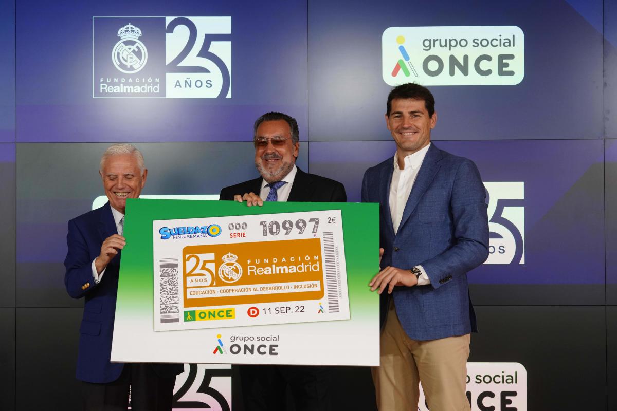 Enrique Sánchez, Miguel Carballeda e Iker Casillas posan con la imagen del cupón