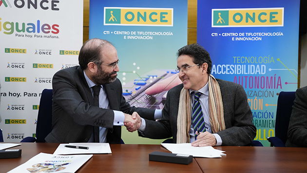 José Mª Coello y Andrés Ramos estrechan sus manos tras la firma del convenio