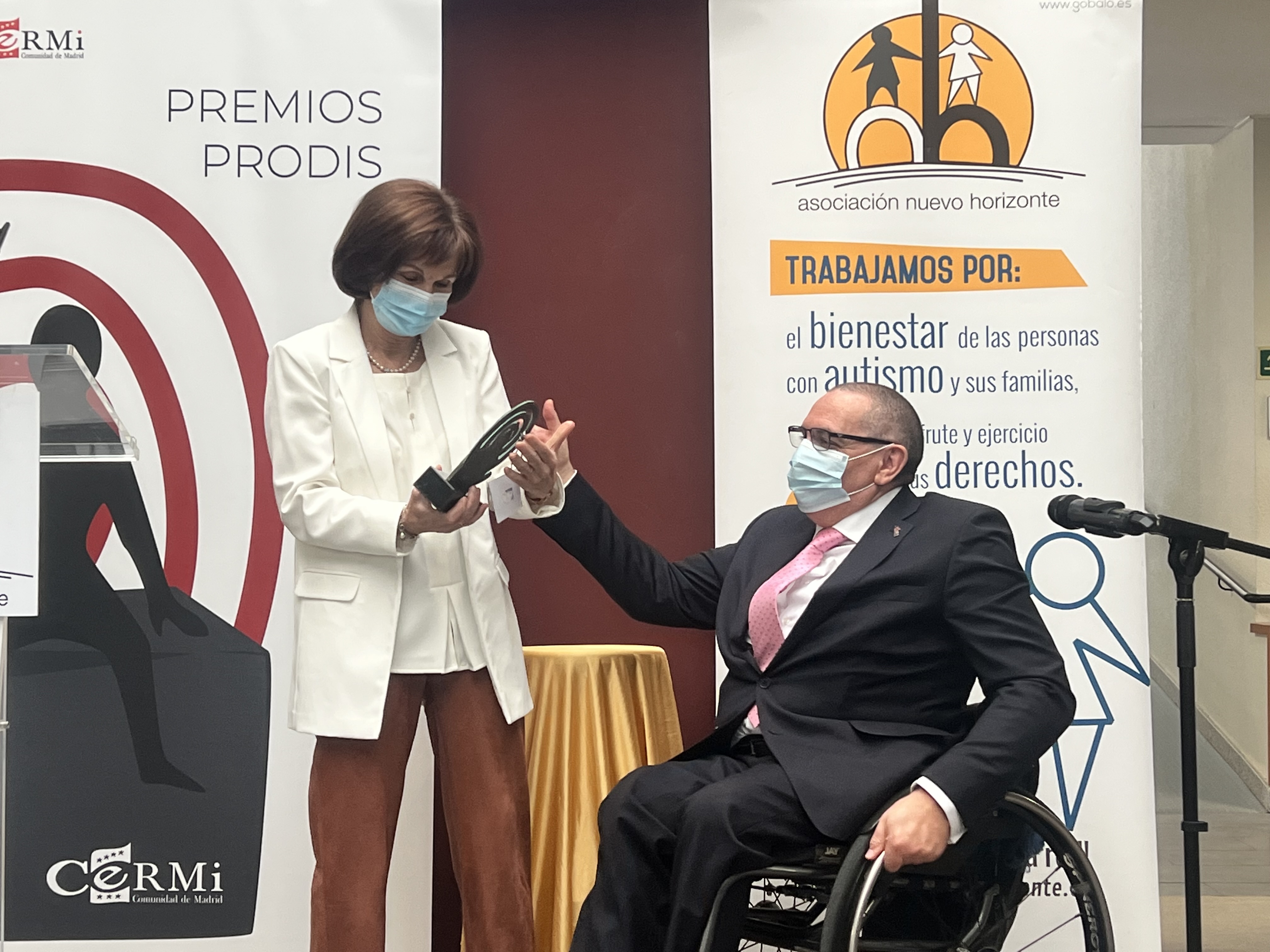 Óscar Moral hace entrega del galardón a Mª Carmen Muela