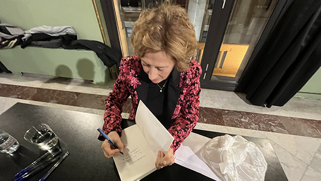 Julia Navarro firmando libros