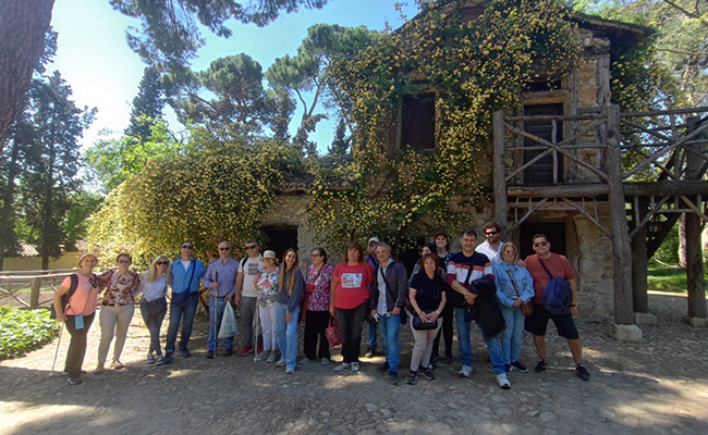 Un grupo de personas afiliadas visita el Parque de El Capricho