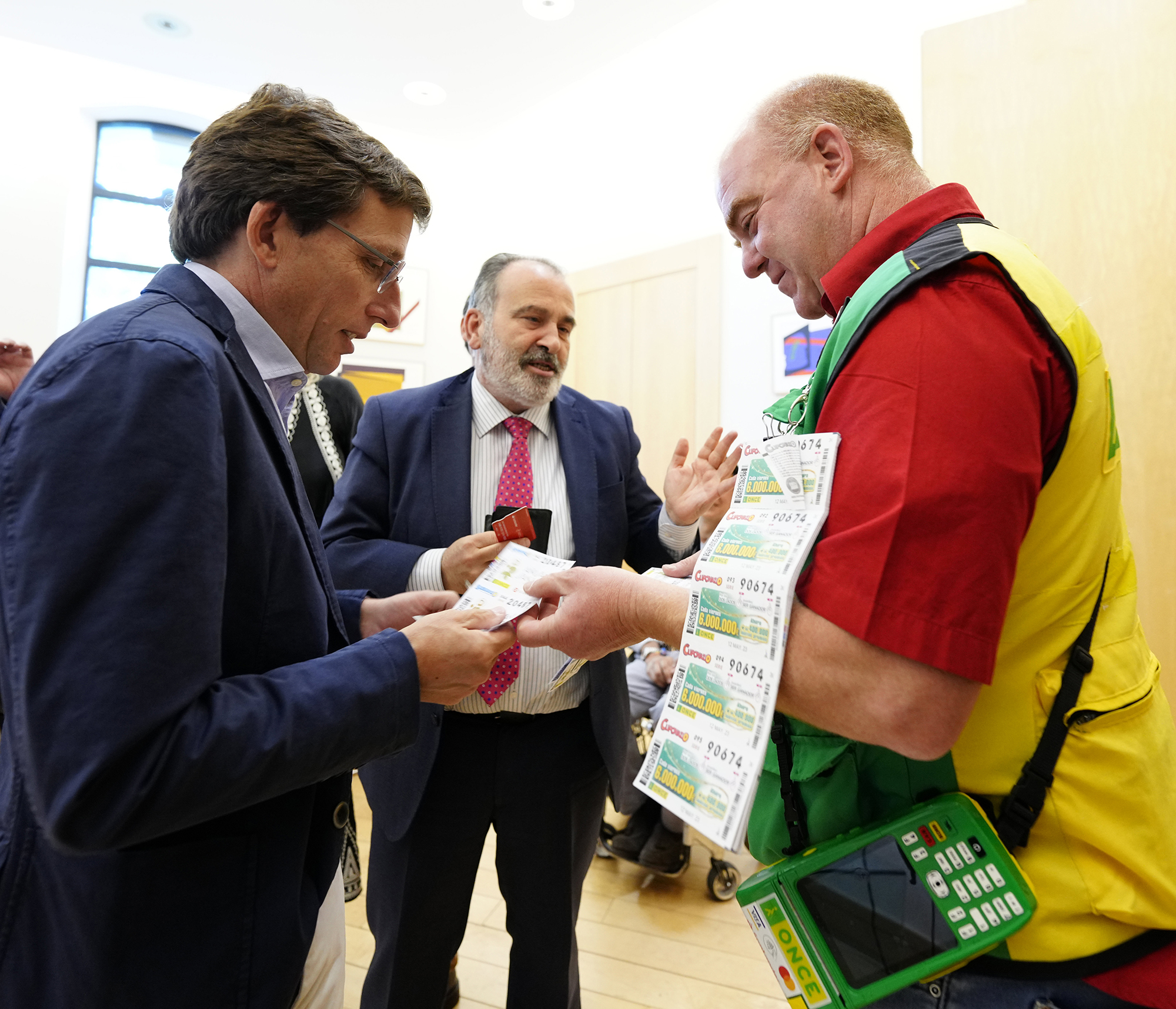 El alcalde de Madrid junto a Luis Natalio Royo comprando cupones