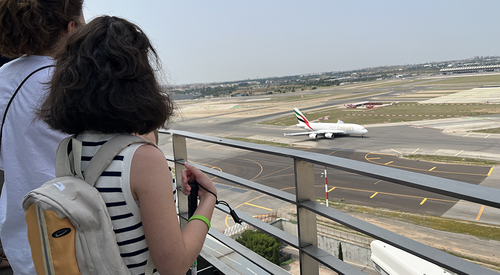 Una de las niñas escuchando los aviones en la terraza