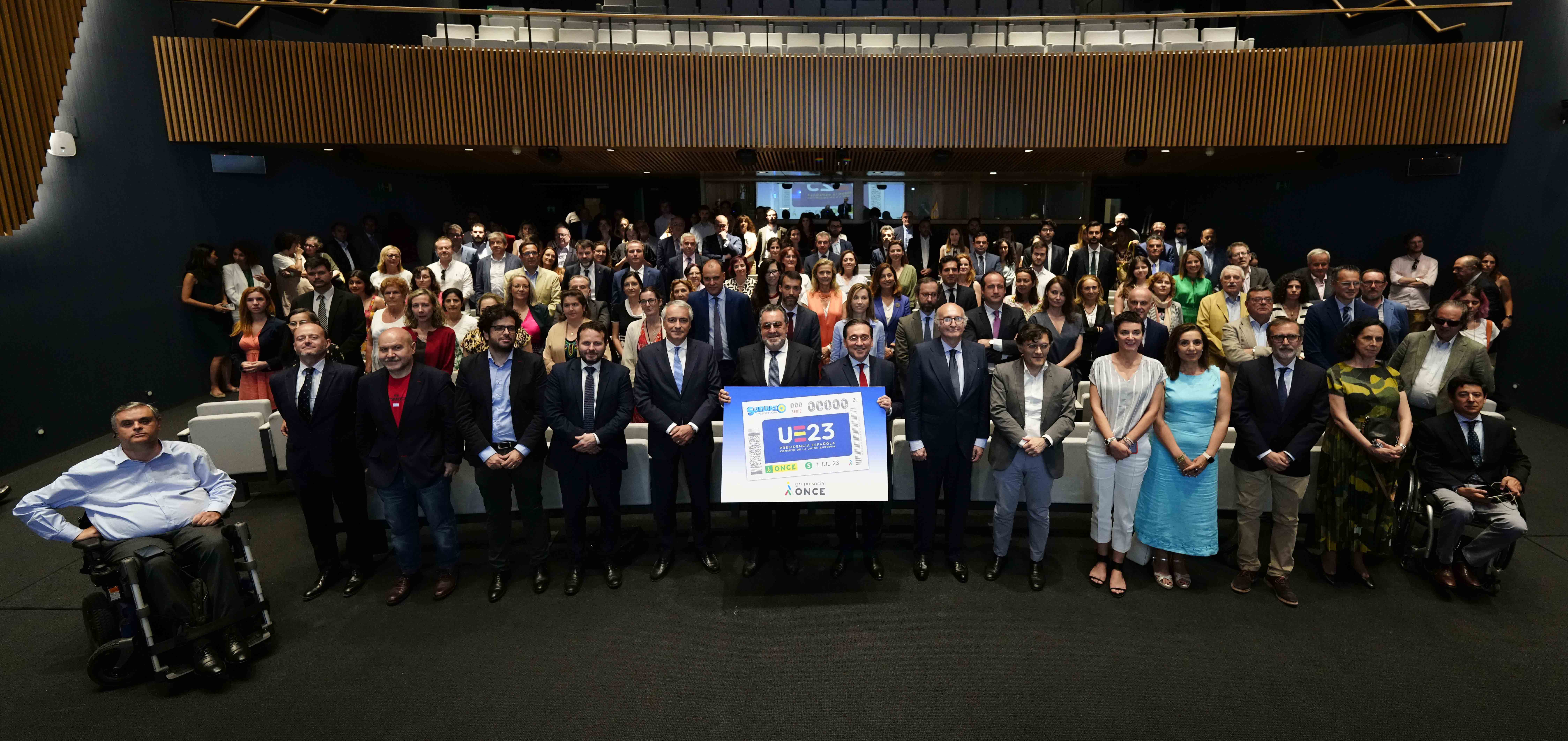 Foto de familia de todos los asistentes a la presentación del cupón de la UE