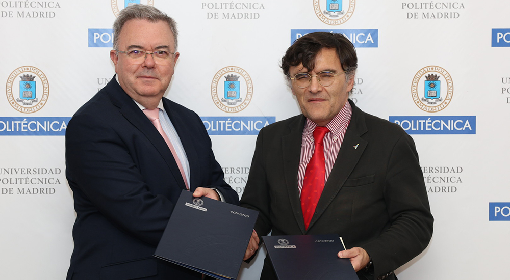 Guillermo Cisneros y Alberto Durán estrechan las manos tras la firma del convenio