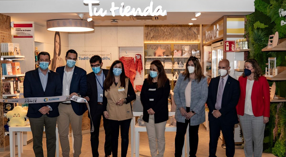 Foto de familia de los participantes en la inauguración de la tienda