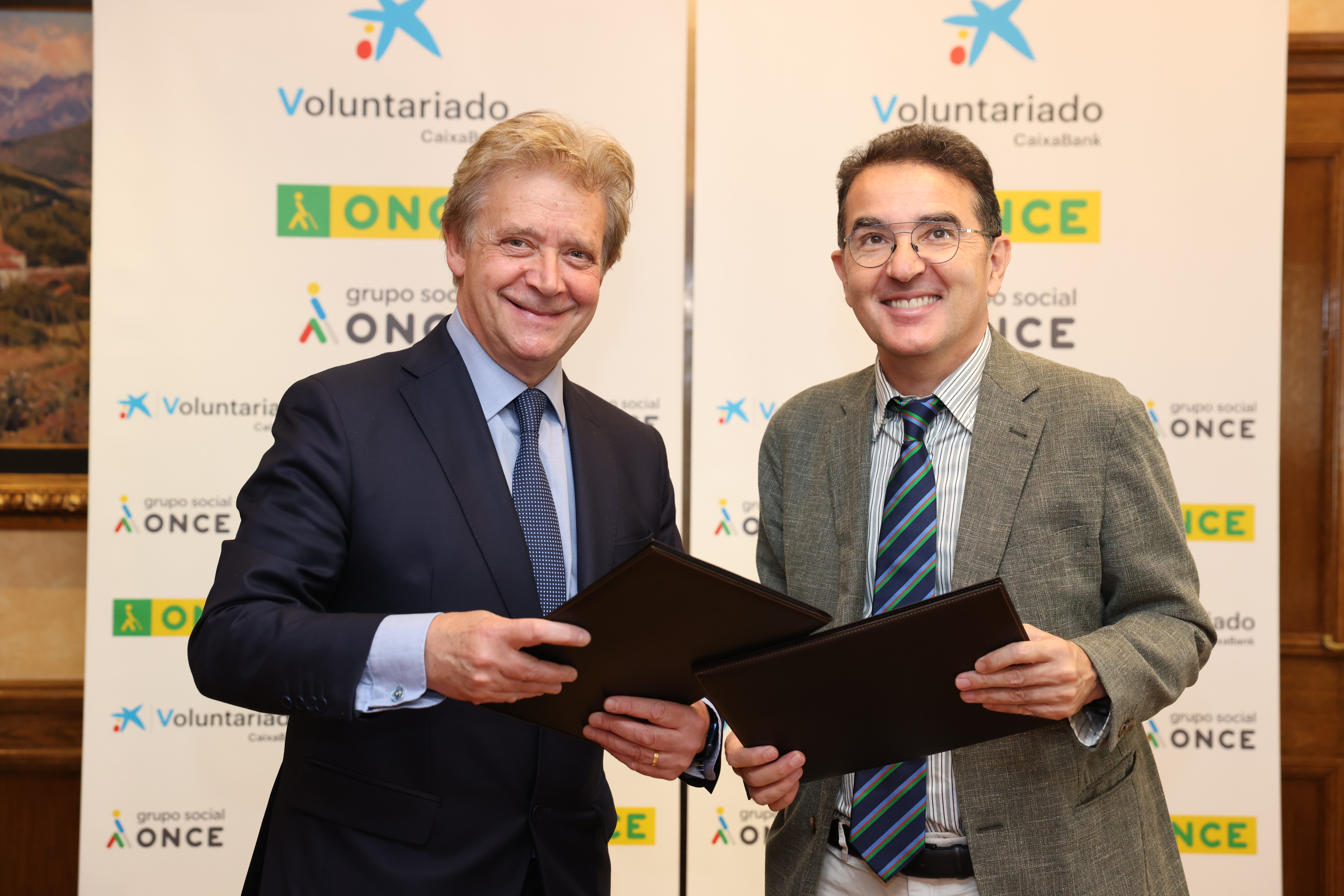 Josep Parareda y Andrés Ramos posan tras la firma del convenio