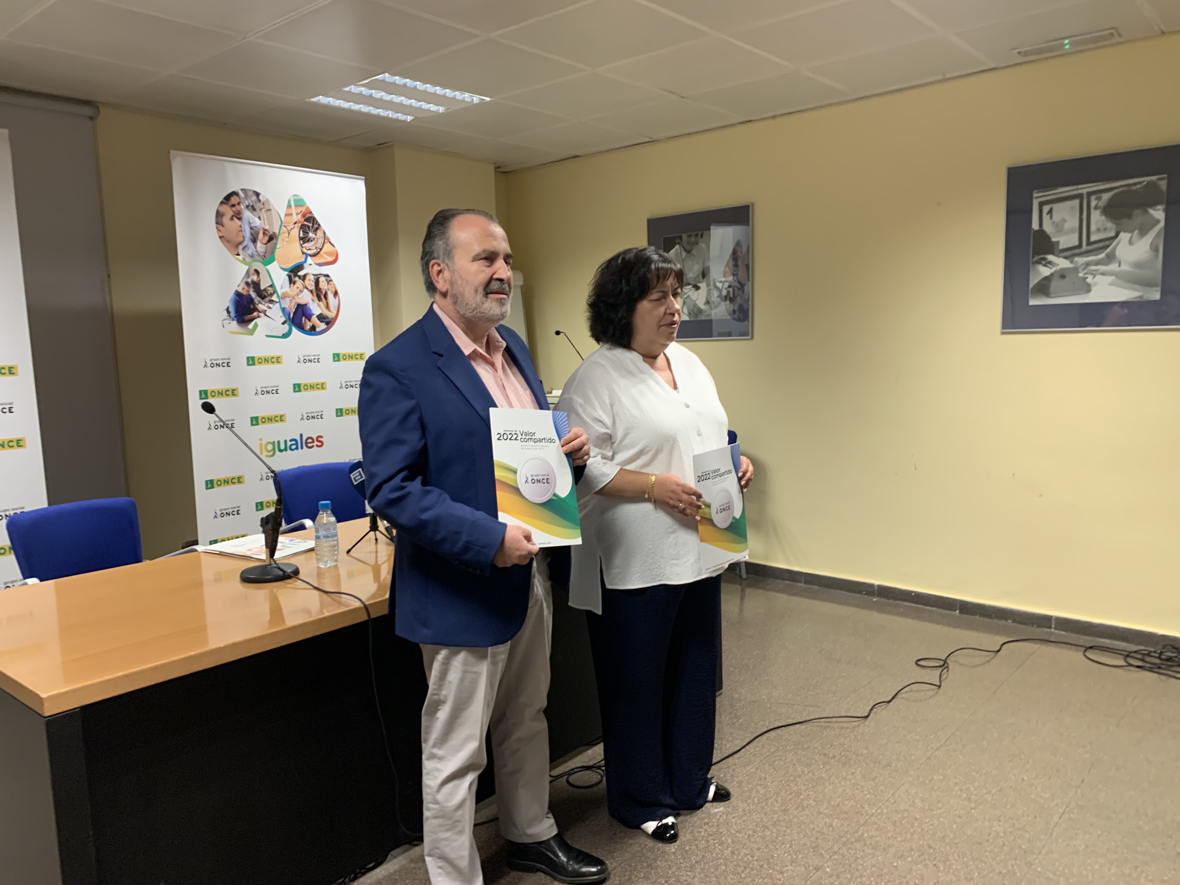 Luis Natalio Royo y Teresa Rodríguez posan con ejemplares del IVC