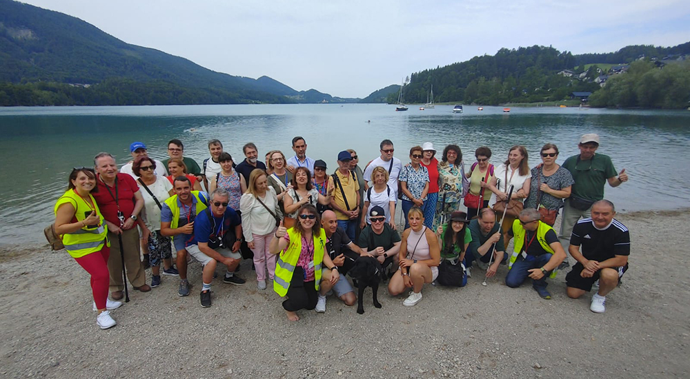 Foto de familia de los participantes en uno de los viajes de verano