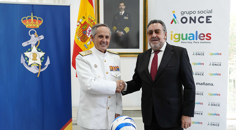 Miguel Carballeda y el Almirante estrechan sus manos