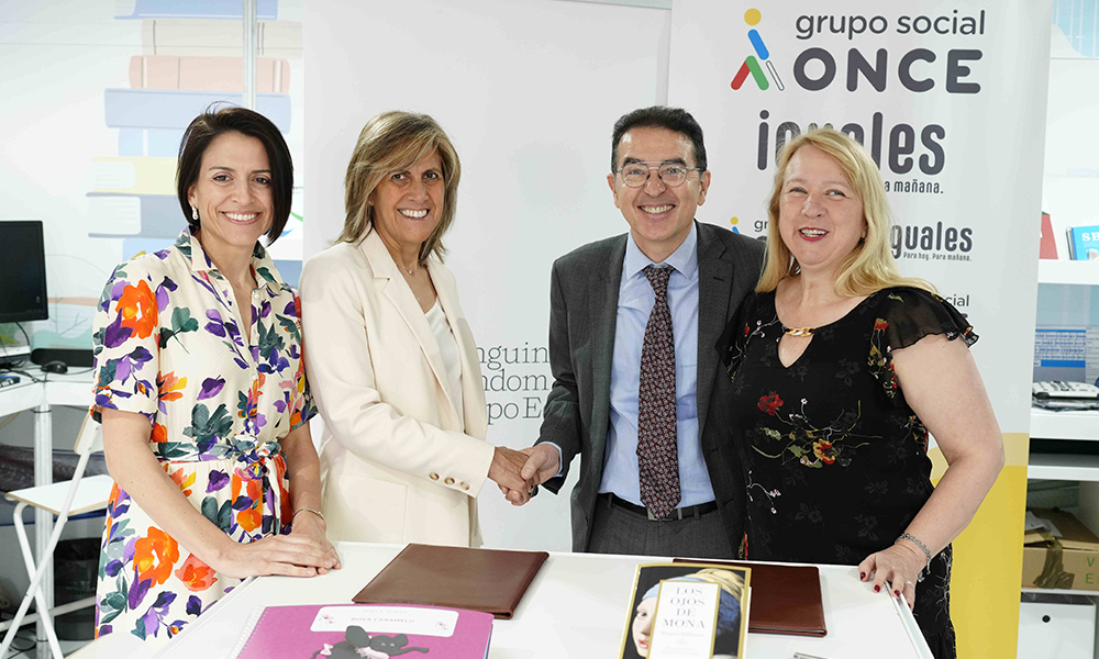 Nuria Cabutí y Andrés Ramos estrechan sus manos tras la firma del convenio