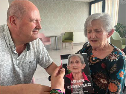 Alberto junto a su madre en el momento en que le entrega el libro