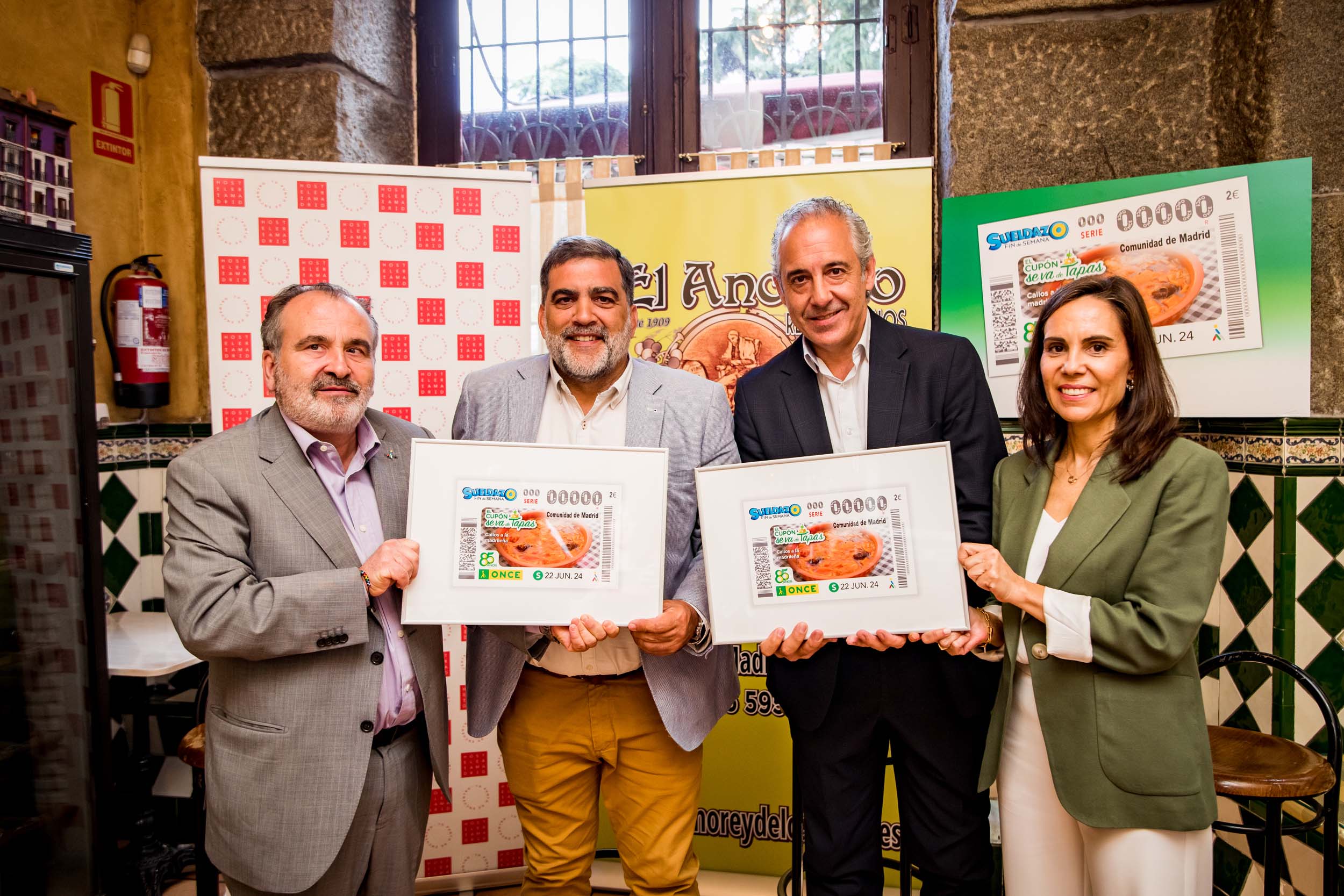 Foto de familia de los participantes en la presentación