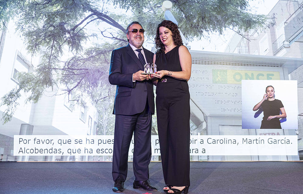 Miguel Carballeda entrega el premio a Carolina Martín