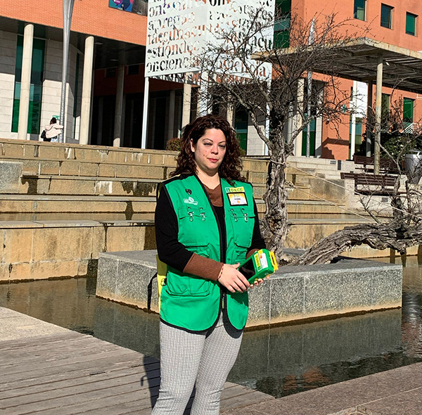 Carolina Martín con el chaleco y el TPV