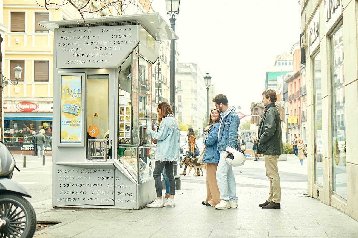 Varios clientes en un quiosco de la ONCE