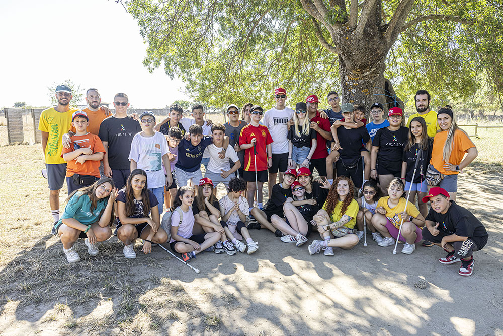 Foto de familia de todos los participantes en el campamento